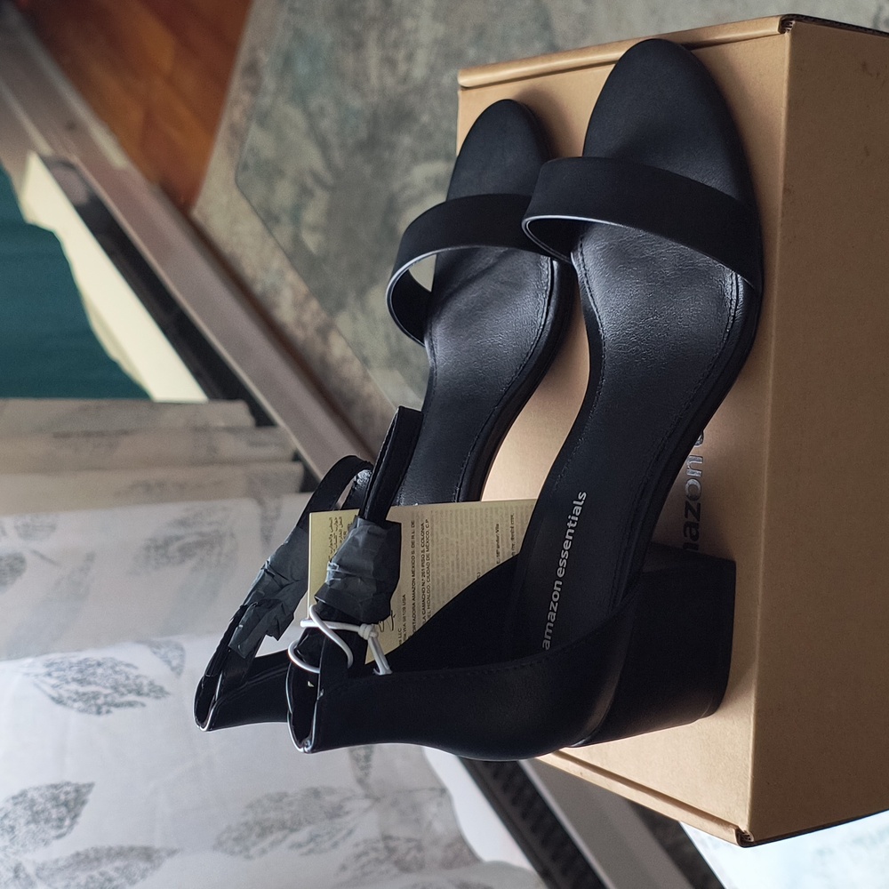 Amazon Essentials Women's Two Strap Heeled Sandal, Black Faux Leather 7 Wide